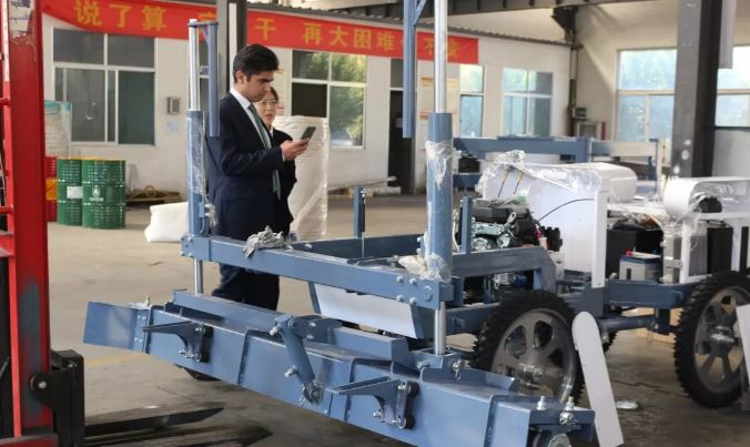 Warmly Welcome To Iranian Customers To Visit Shandong Vanse Machinery Inspection Laser Leveling Machine Products 1 image