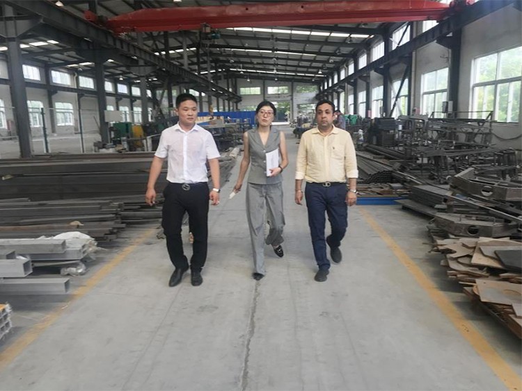 Welcome Indian Customer To Visit The Laser Leveling Machine 1 011