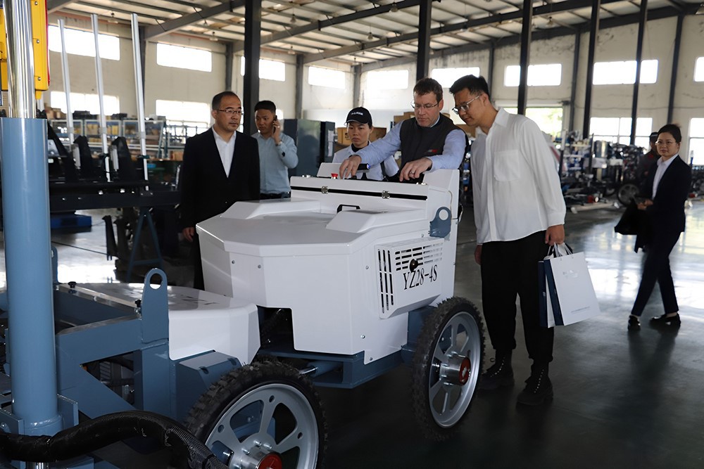 UK Clients Come To VANSE Group To Visit Factories And Sign Cooperation Agreements 4 04