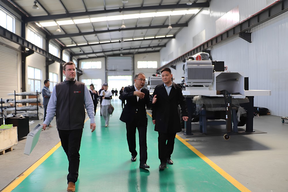 UK Clients Come To VANSE Group To Visit Factories And Sign Cooperation Agreements 5 09