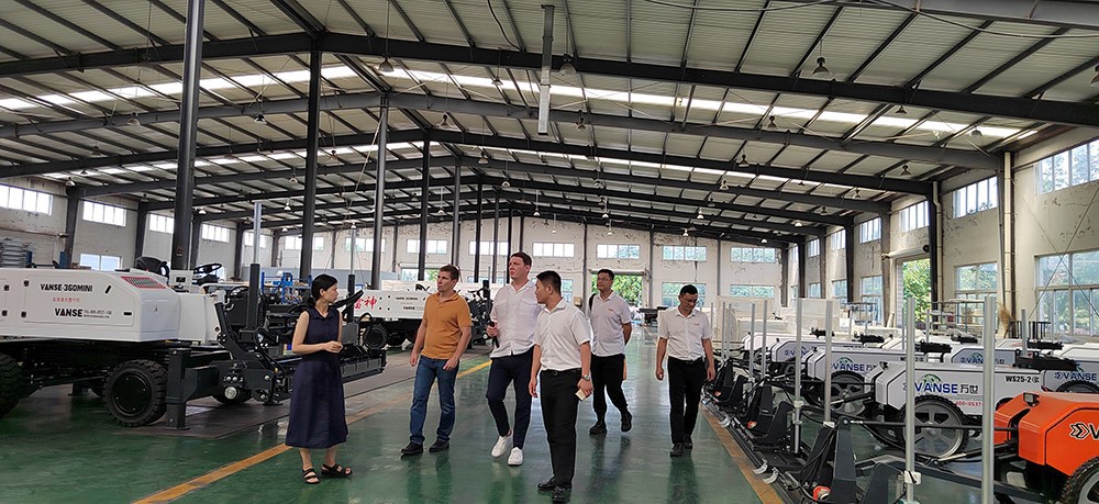 Uzbekistan clients visiting our factory,deepen cooperation and exchange promoting business development 1 01