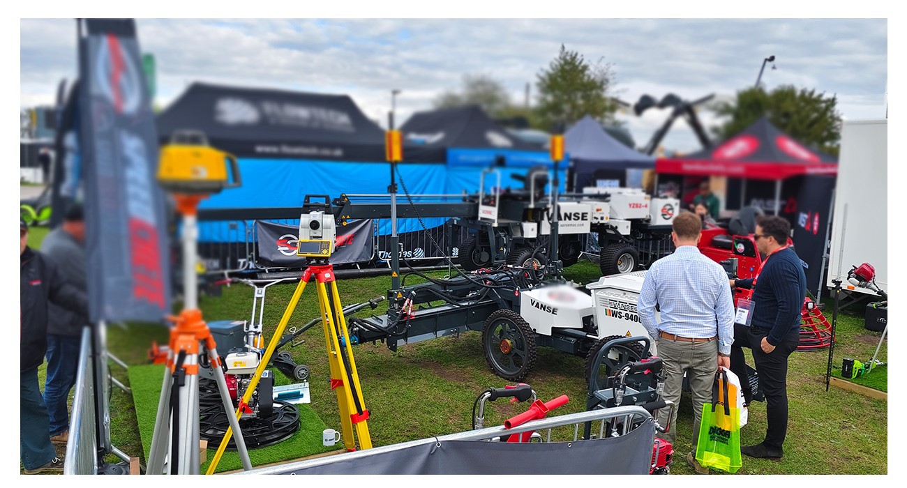 Great News From The UK Exhibition: Customer Test Drives Received Rave Reviews 4 YZ30-4E Boom Type Concrete Laser Leveling Machine