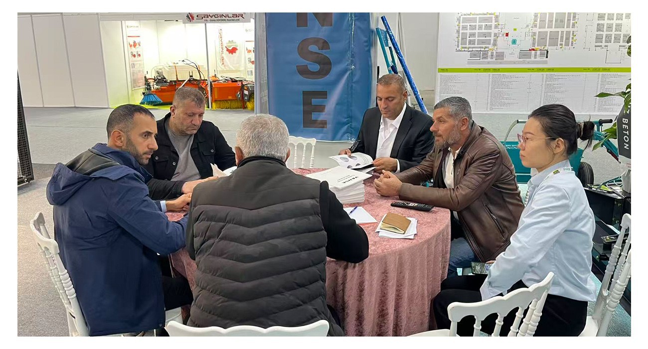 Shandong Vanse Machinery Technology Made A Stunning Appearance At The BETON 2025 Exhibition in Turkey 3 Buy Concrete Laser Screed