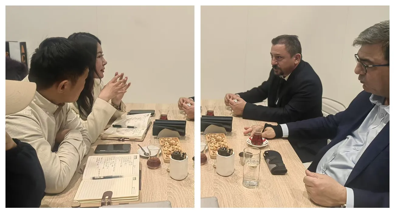 Bauma Munich Germany--Agents Meeting 4 second pair of hands