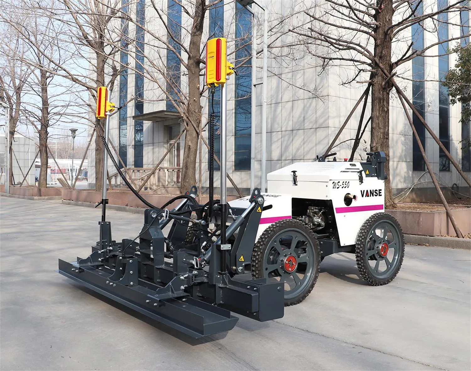 How to reduce the safety risks of concrete laser levelers and pavers during equipment operation? 1 1 -