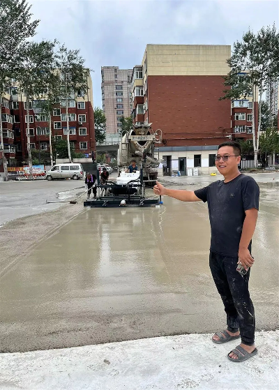 What safety precautions should be taken when maintaining the concrete laser leveling machine? 7 7