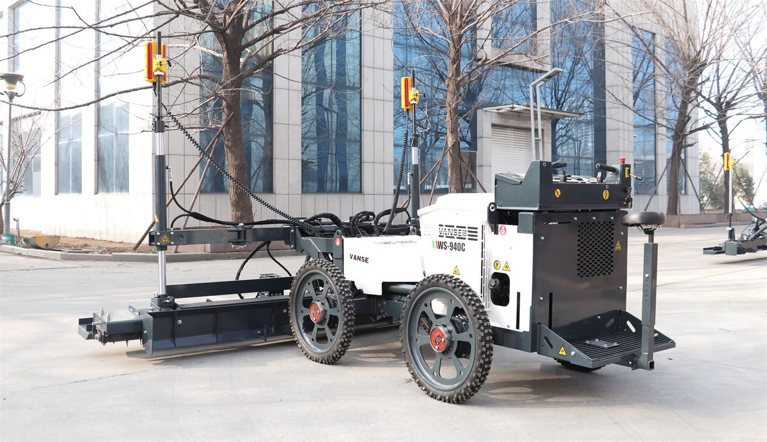 How to ensure the laser transmitter of the concrete laser leveling machine is installed stably? 3 VANSE-WS940C laser concrete floor leveling machine