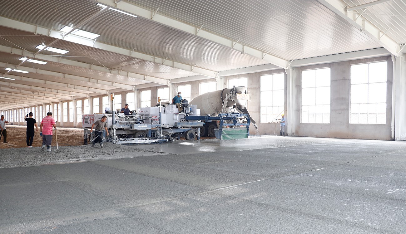 The construction process and requirements of laser leveling concrete wear-resistant floor 4 Initial grinding and slurry breaking and throwing wear-resistant aggregates