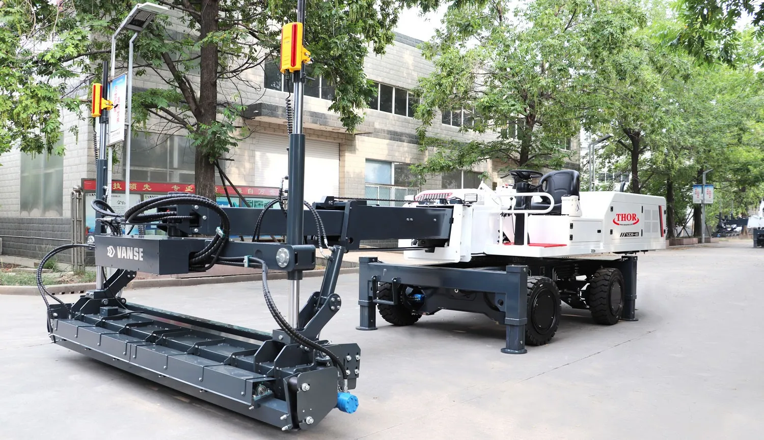 How to ensure flatness during concrete pavement paving? 2 concrete leveling machines